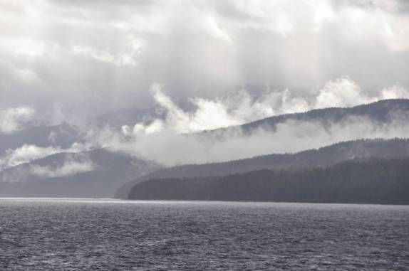 Paisagens magníficas, apesar do tempo nublado na Inside Passage, entre Junau e Sitka, no sudeste do Alaska